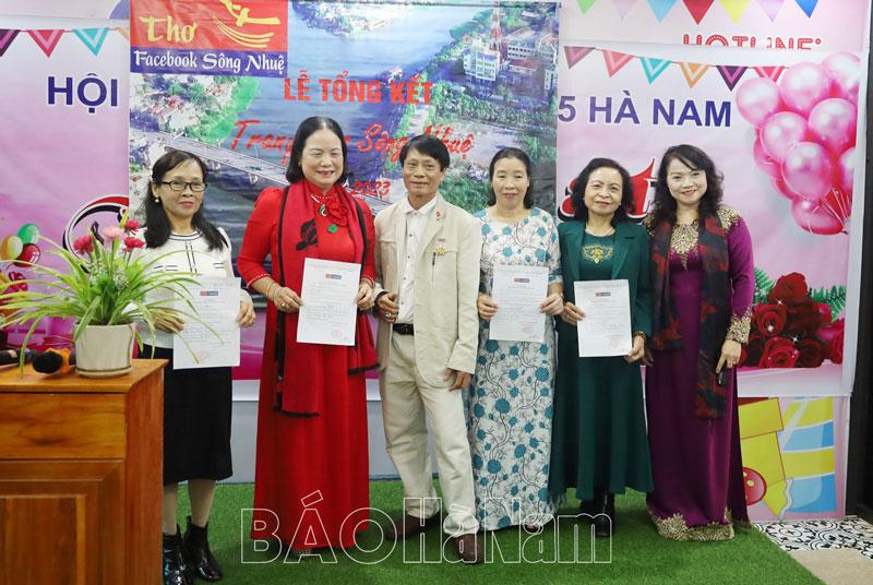 CLB thơ Facebook Sông Nhuệ kết nạp hội viên mới