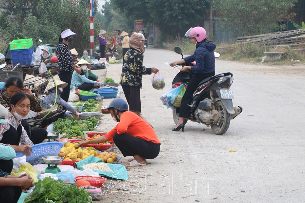 Chợ cóc” ảnh hưởng trật tự ATGT ở một số tuyến đường