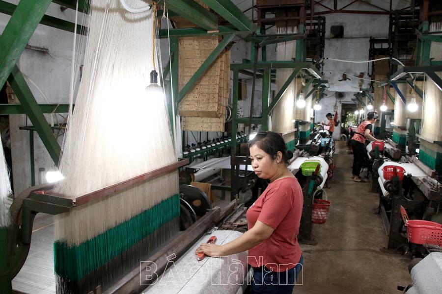 Khi công nhân trở lại làng nghề