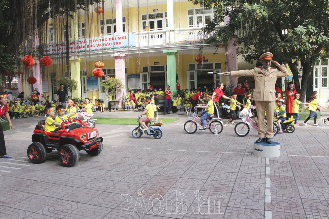 Trường Mầm non Hoa Sen tổ chức Giao lưu “Bé với an toàn giao thông”