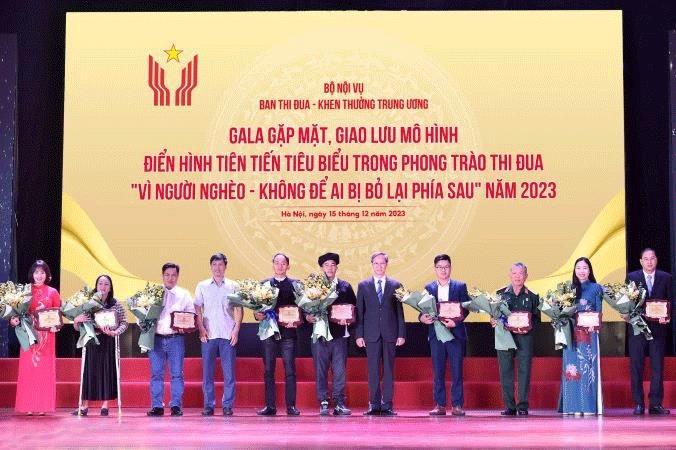 Gặp mặt các điển hình tiên tiến trong phong trào chung tay vì người nghèo