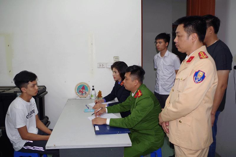 Công an Duy Tiên tạm giữ lái xe ô tô đâm vào lực lượng Cảnh sát giao thông đang làm nhiệm vụ