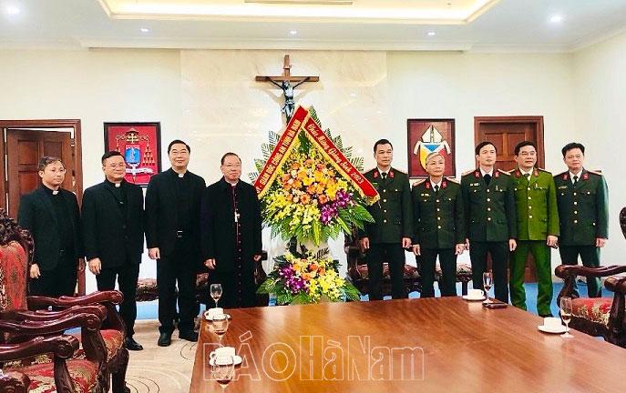 Lãnh đạo Công an tỉnh Hà Nam thăm, chúc mừng Lễ Giáng sinh Tòa Giám mục Hà Nội