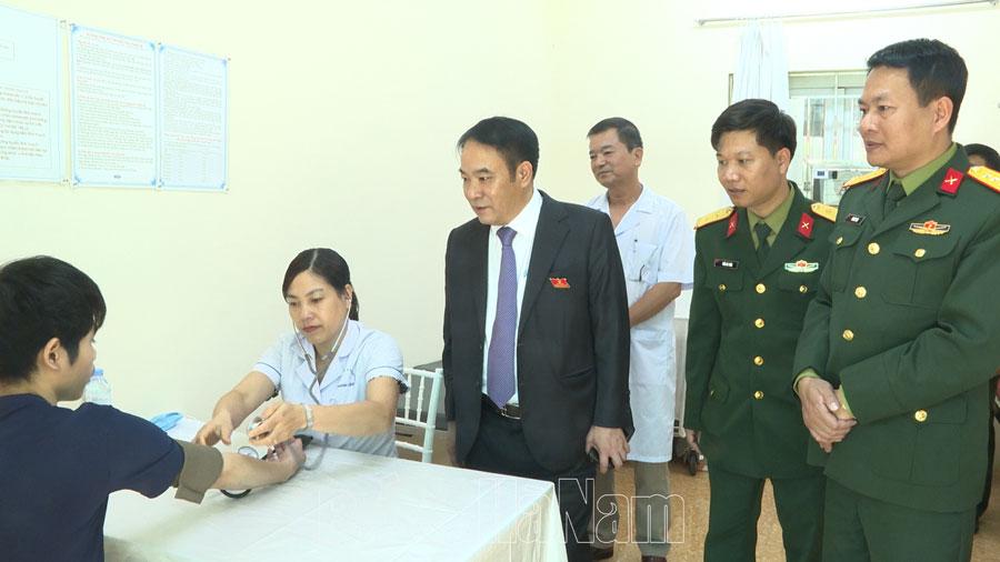 Lãnh đạo huyện Thanh Liêm thăm, tặng quà hội đồng khám tuyển NVQS năm 2024