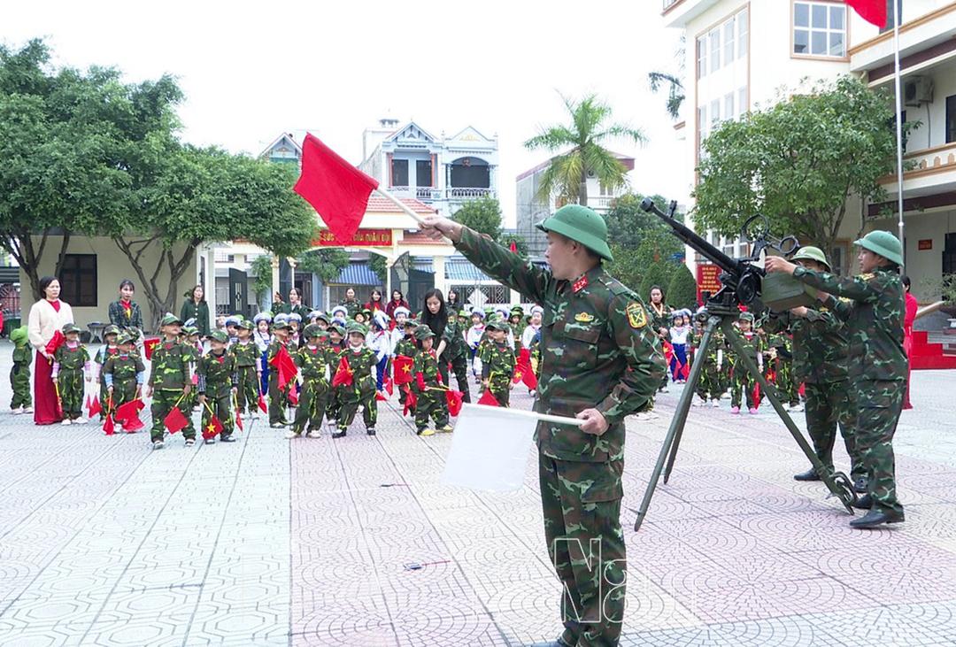 Thiếu nhi Trường Mầm non Hai Bà Trưng trải nghiệm "Em tập làm chú Bộ đội" tại Ban CHQS thành phố Phủ Lý