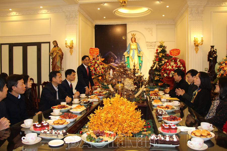 Lãnh đạo tỉnh thăm, chúc mừng các xứ, họ đạo nhân dịp Lễ Giáng sinh 2023