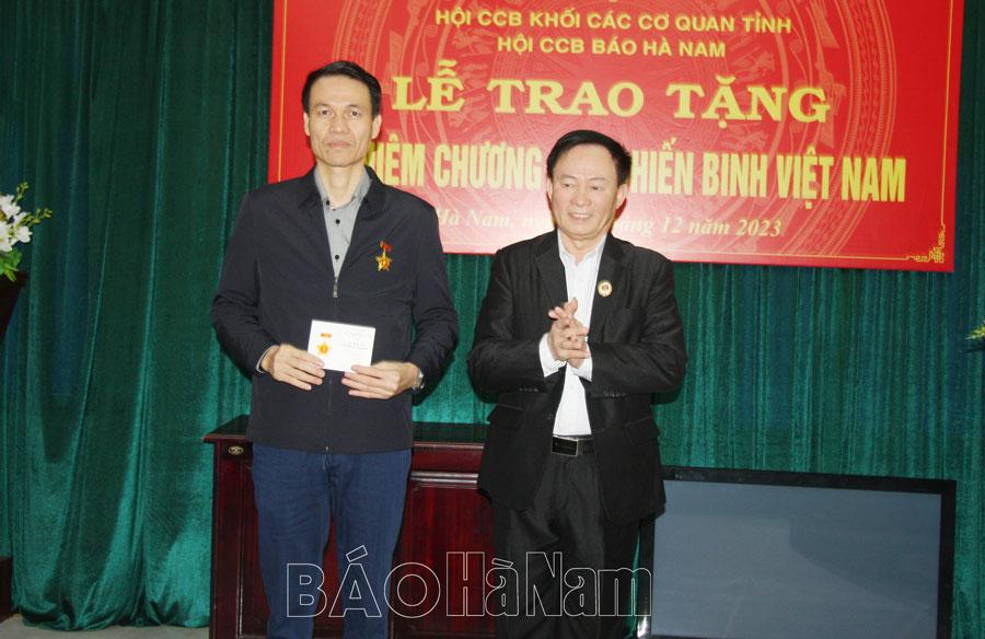 3 cán bộ, hội viên Hội Cựu chiến binh Báo Hà Nam được trao tặng Kỷ niệm chương Cựu chiến binh Việt Nam