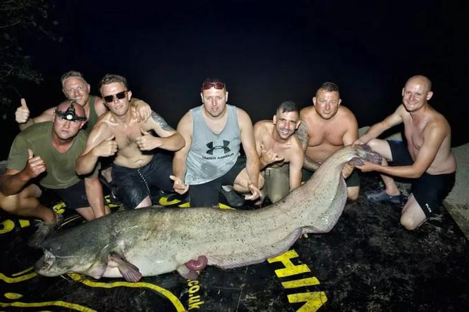 Câu được 'thủy quái' nặng 110 kg khi đi du lịch