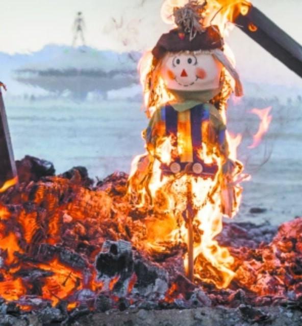 Phong tục đón năm mới ăn 12 quả nho, đốt hình nộm để xua đuổi vận xui