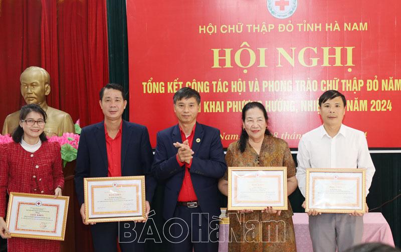 Tổng giá trị hỗ trợ nhân đạo năm 2023 của các cấp hội Chữ Thập đỏ vận động, trao tặng đạt trên 37 tỷ đồng