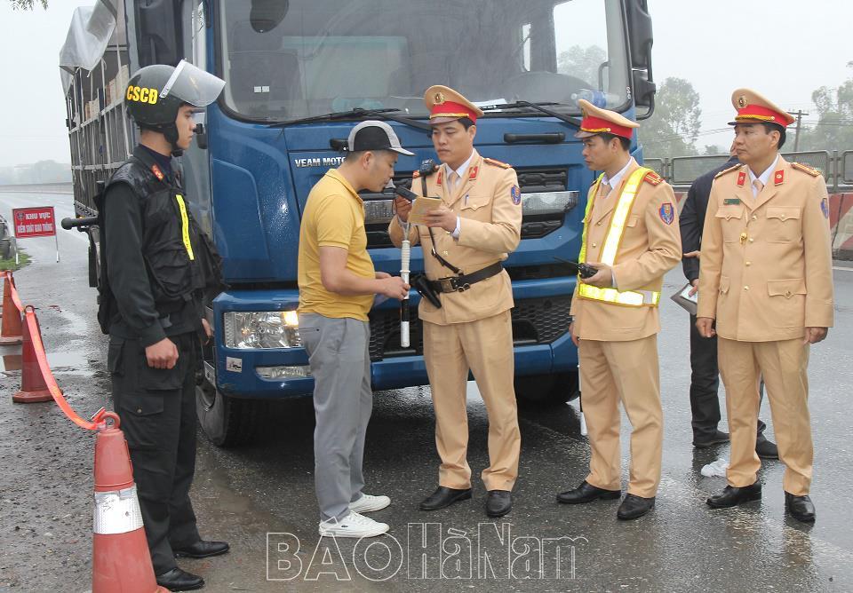 Phòng Cảnh sát giao thông, Công an Hà Nam ra quân bảo đảm trật tự, an toàn giao thông Tết Nguyên đán Giáp Thìn và các Lễ hội đầu xuân 2024