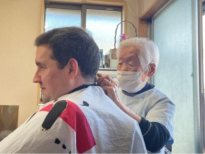 Cụ bà 107 tuổi vẫn miệt mài làm thợ cắt tóc