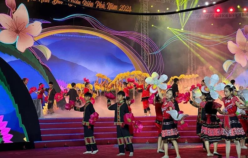 Điện Biên khai mạc Lễ hội Hoa anh đào