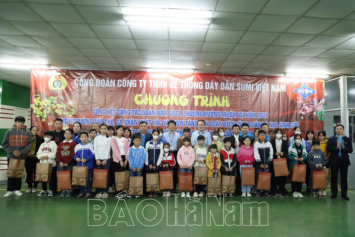 LĐLĐ tỉnh tặng quà cho công nhân lao động tại Công ty TNHH Hệ thống dây dẫn Sumi Việt Nam