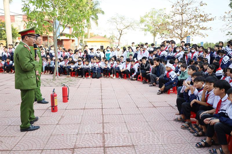 Học sinh Trường THCS Đạo Lý giao lưu, trải nghiệm thực hành PCCC