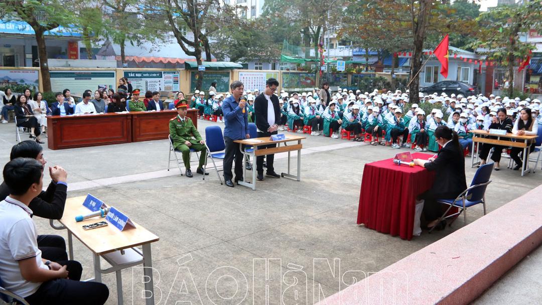 Hơn 600 cán bộ, giáo viên, học sinh Trường THCS Lương Khánh Thiện tham dự “Phiên tòa giả định”