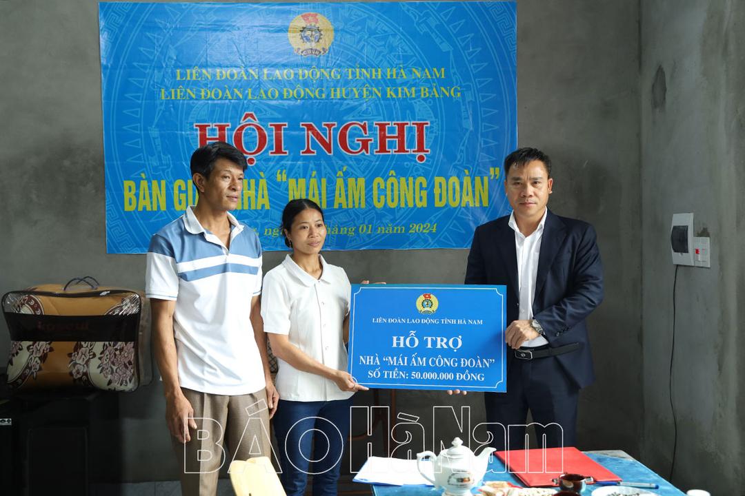 Bàn giao nhà “Mái ấm Công đoàn” cho đoàn viên công đoàn khó khăn tại Kim Bảng