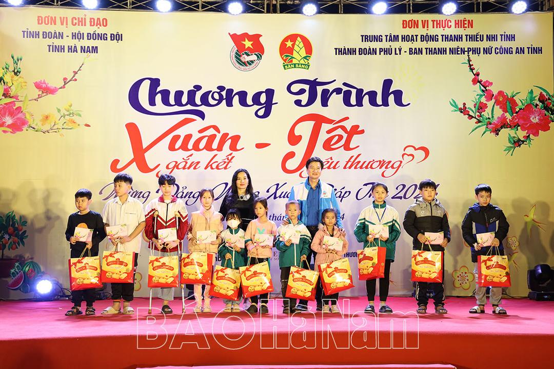 Sôi nổi Chương trình "Xuân gắn kết - Tết yêu thương 2024" tại phố đi bộ thành phố Phủ Lý