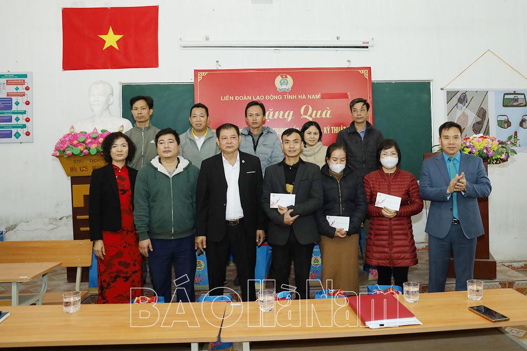 LĐLĐ tỉnh tặng quà cán bộ, giáo viên Trường Trung cấp Kinh tế - Kỹ thuật Hà Nam