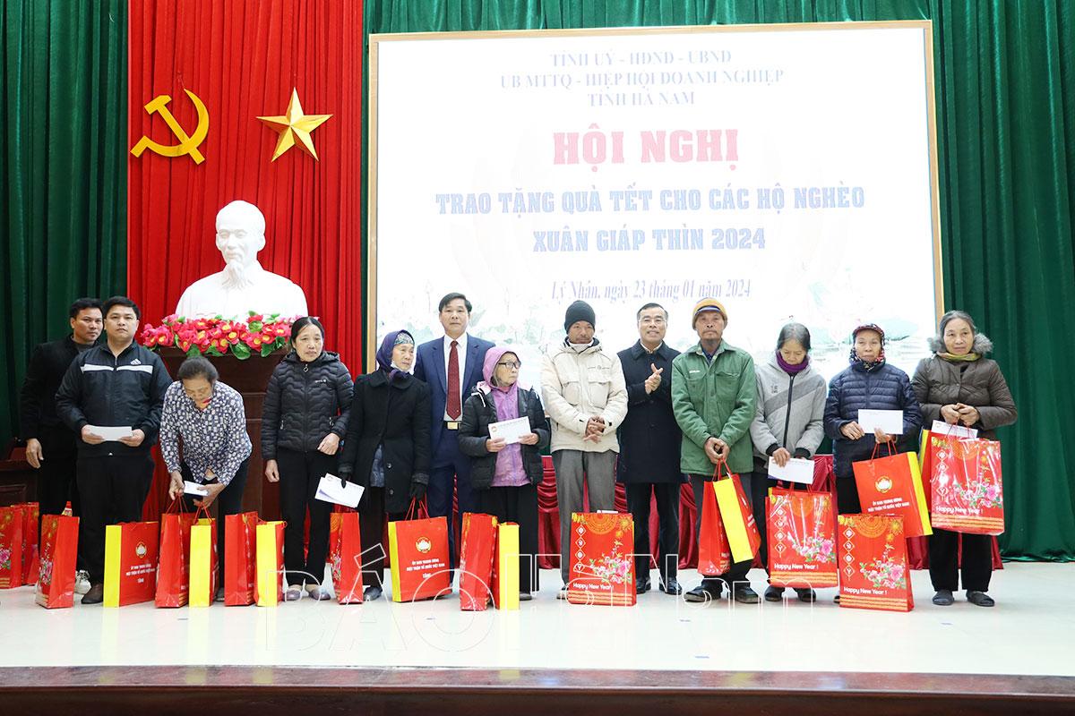 Các đồng chí lãnh đạo tỉnh thăm, tặng quà nhân dịp Tết cổ truyền của dân tộc