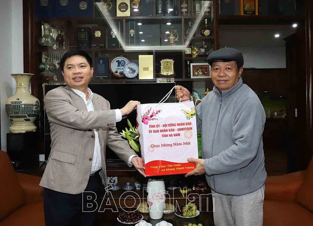 Đồng chí Chủ tịch UBND tỉnh Trương Quốc Huy thăm, chúc Tết các đồng chí nguyên là lãnh đạo chủ chốt của tỉnh