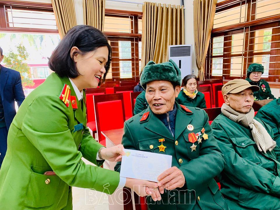 Thăm, tặng quà các thương, bệnh binh nhân dịp Tết Nguyên đán Giáp Thìn 2024