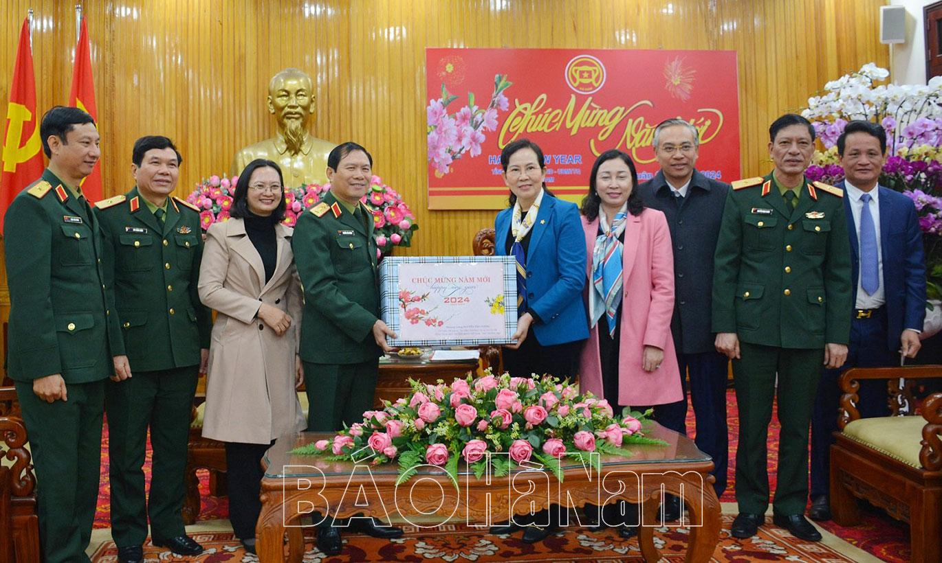 Thượng tướng Nguyễn Tân Cương thăm, tặng quà, chúc Tết tại Hà Nam