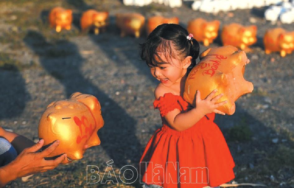 Cùng con “nuôi lợn khuyến học”