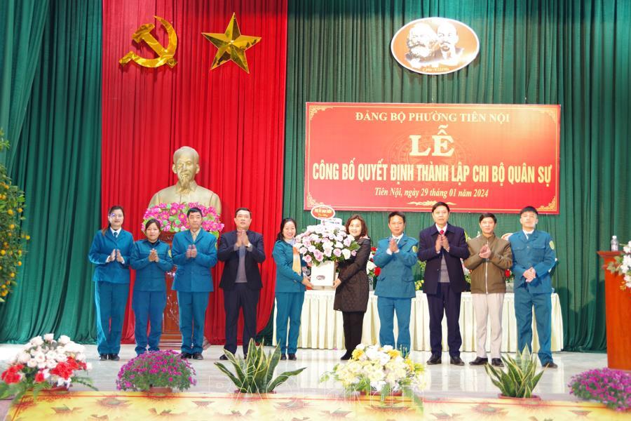 Đảng ủy phường Tiên Nội công bố quyết định thành lập chi bộ Quân sự phường