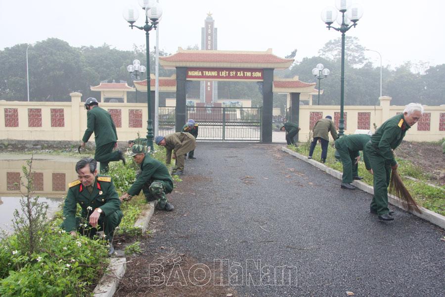 Hội Cựu chiến binh xã Thi Sơn tổng vệ sinh, chăm sóc cây xanh khu vực nghĩa trang liệt sỹ