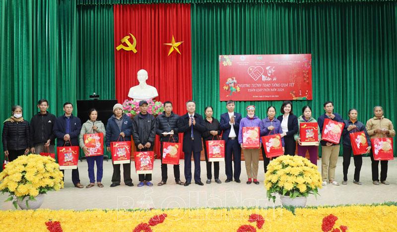 Trao quà cho hộ nghèo, hộ có hoàn cảnh khó khăn nhân dịp Tết Nguyên đán Giáp Thìn năm 2024 tại Kim Bảng