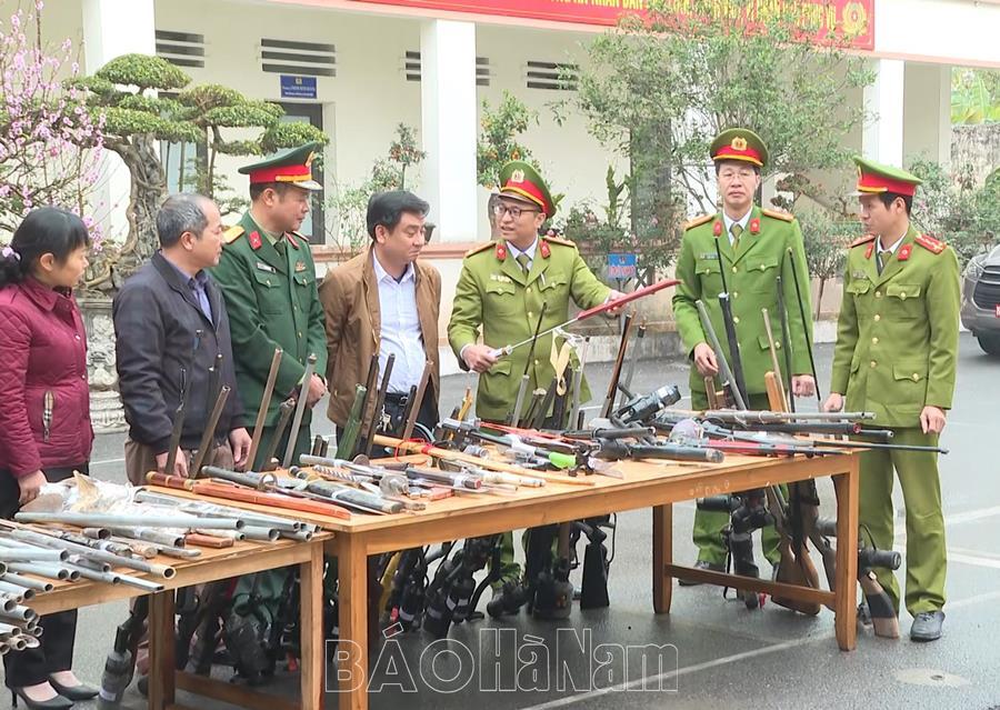 Kim Bảng tiêu hủy hơn 600 vũ khí, vật liệu nổ, công cụ hỗ trợ và pháo