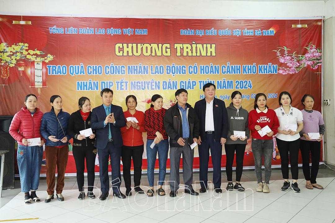 Đoàn đại biểu Quốc hội tỉnh tặng quà công nhân lao động có hoàn cảnh khó khăn nhân dịp Tết Giáp Thìn 2024