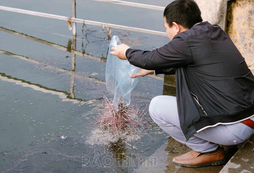 Những hình ảnh không đẹp trong ngày tiễn ông Công ông Táo về trời