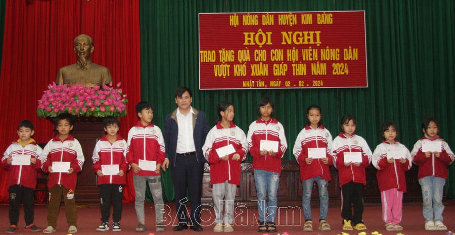 Hội Nông dân huyện Kim Bảng trao quà Tết cho con hội viên nông dân có hoàn cảnh khó khăn vươn lên trong học tập