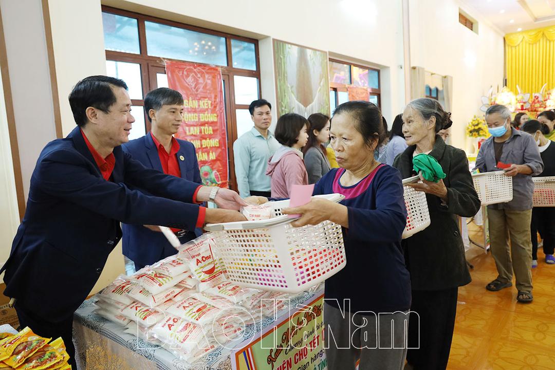 Ấm áp “Phiên chợ Tết 0 đồng” tại chùa Hòa Lạc, TP Phủ Lý