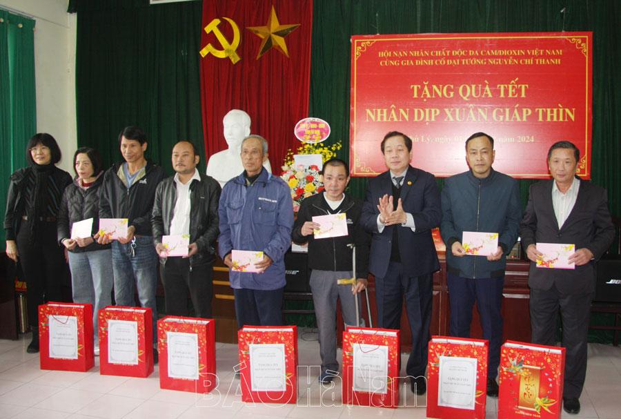 Gia đình cố Đại tướng Nguyễn Chí Thanh tặng quà Tết cho nạn nhân chất độc da cam trên địa bàn tỉnh