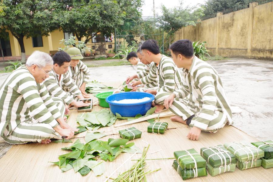 Trại tạm giam Công an tỉnh tổ chức thi gói bánh chưng trong phạm nhân