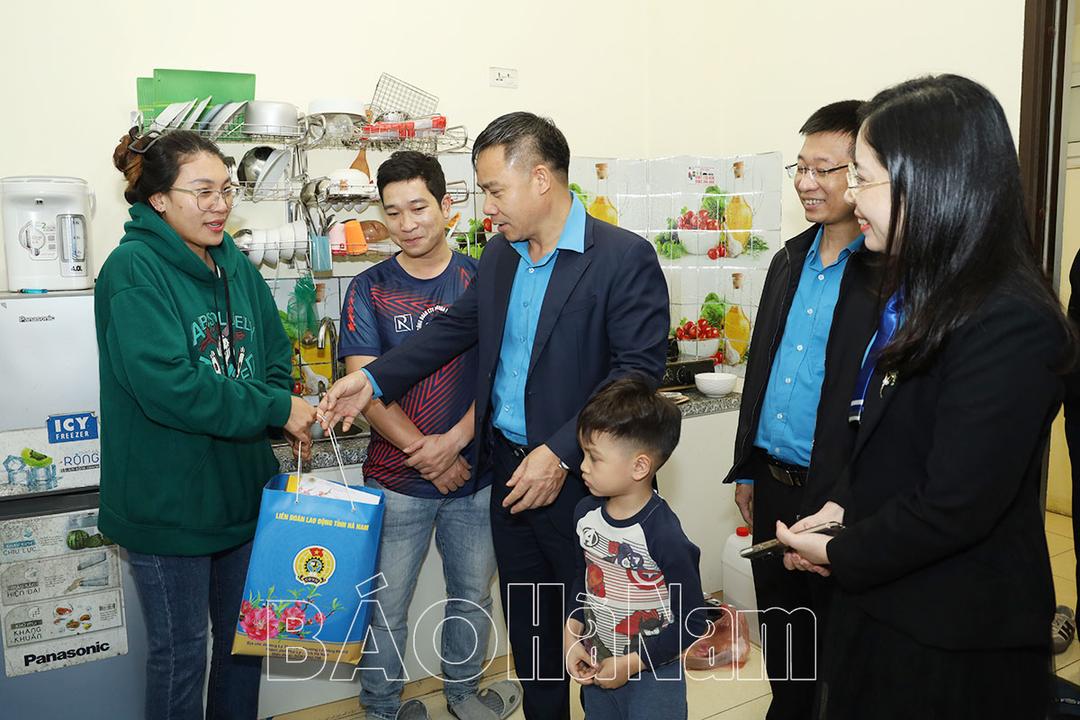 Thăm, tặng quà Tết cho công nhân lao động tại khu thiết chế công đoàn và các khu nhà trọ