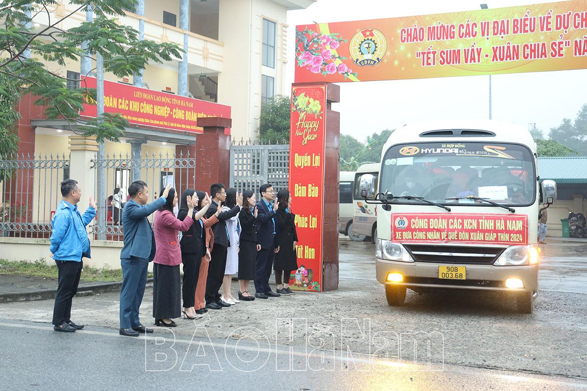Khởi hành các chuyến xe miễn phí đưa công nhân về quê đón Tết Giáp Thìn 2024