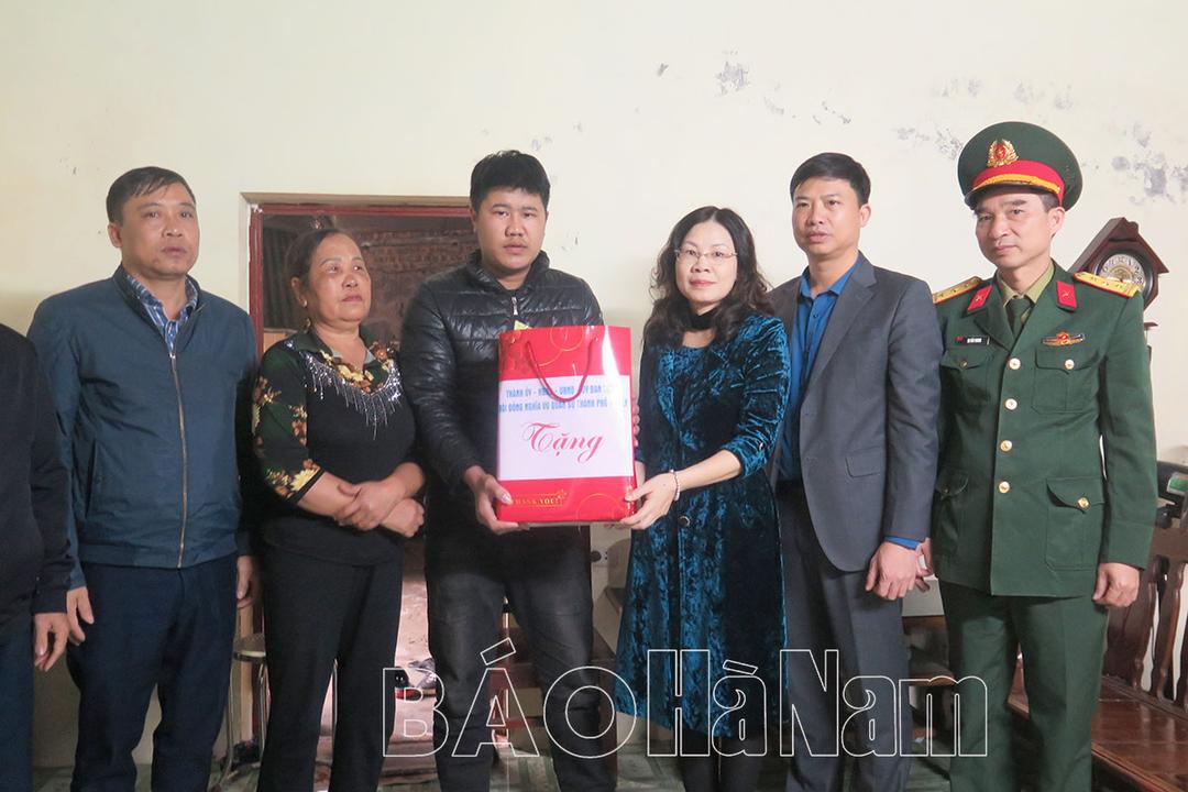 Lãnh đạo thành phố Phủ Lý thăm, tặng quà các tân binh sẵn sàng nhập ngũ trên địa bàn