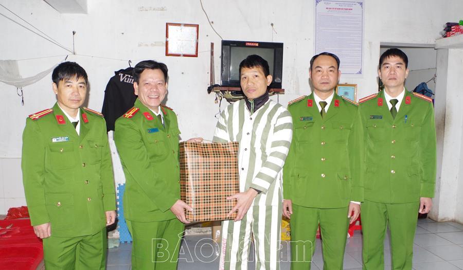 Tặng quà các can, phạm nhân có hoàn cảnh khó khăn dịp Tết Nguyên đán Giáp Thìn 2024