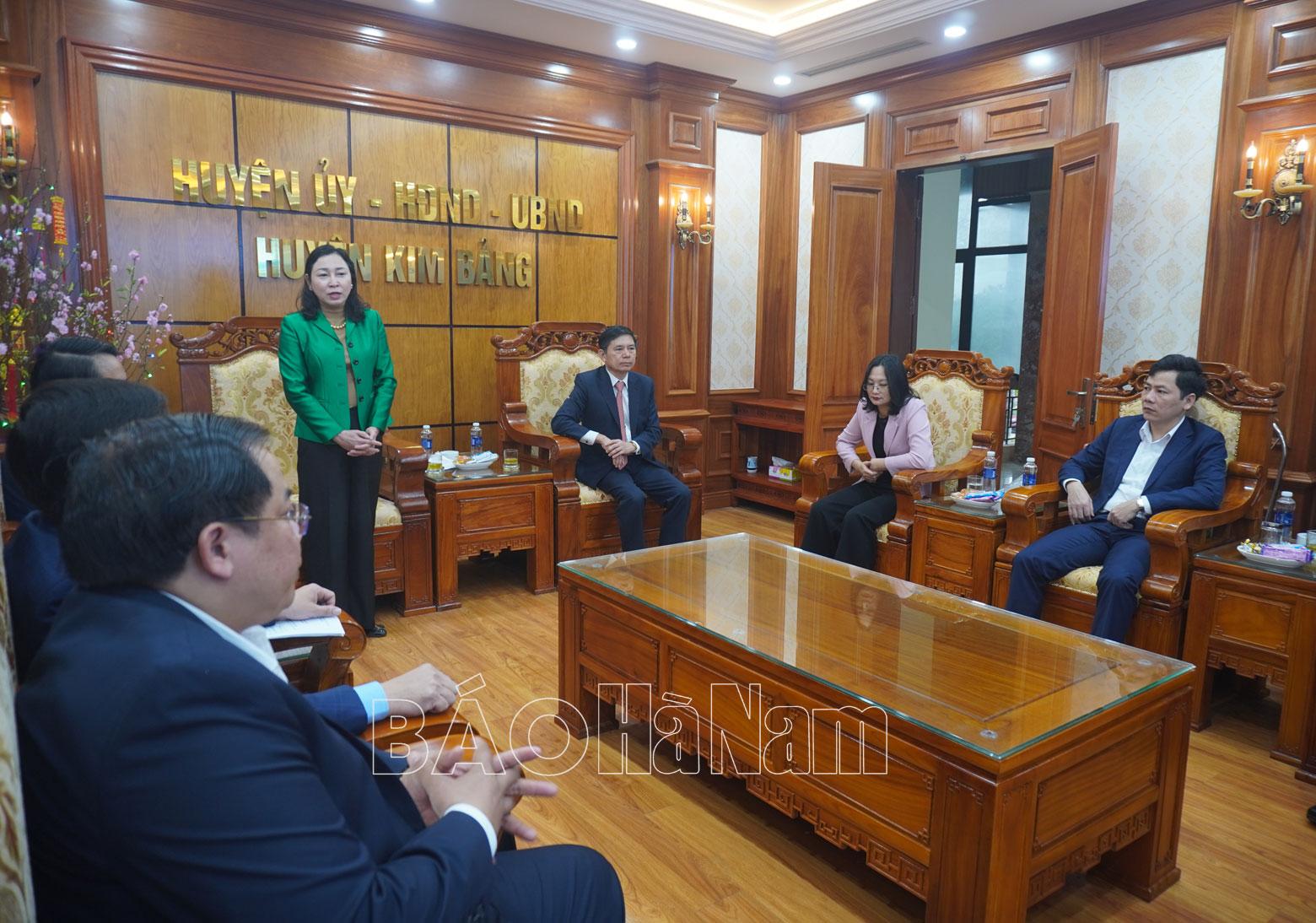 Đồng chí Phó Bí thư Thường trực Tỉnh ủy Đinh Thị Lụa kiểm tra sản xuất đầu năm tại huyện Kim Bảng