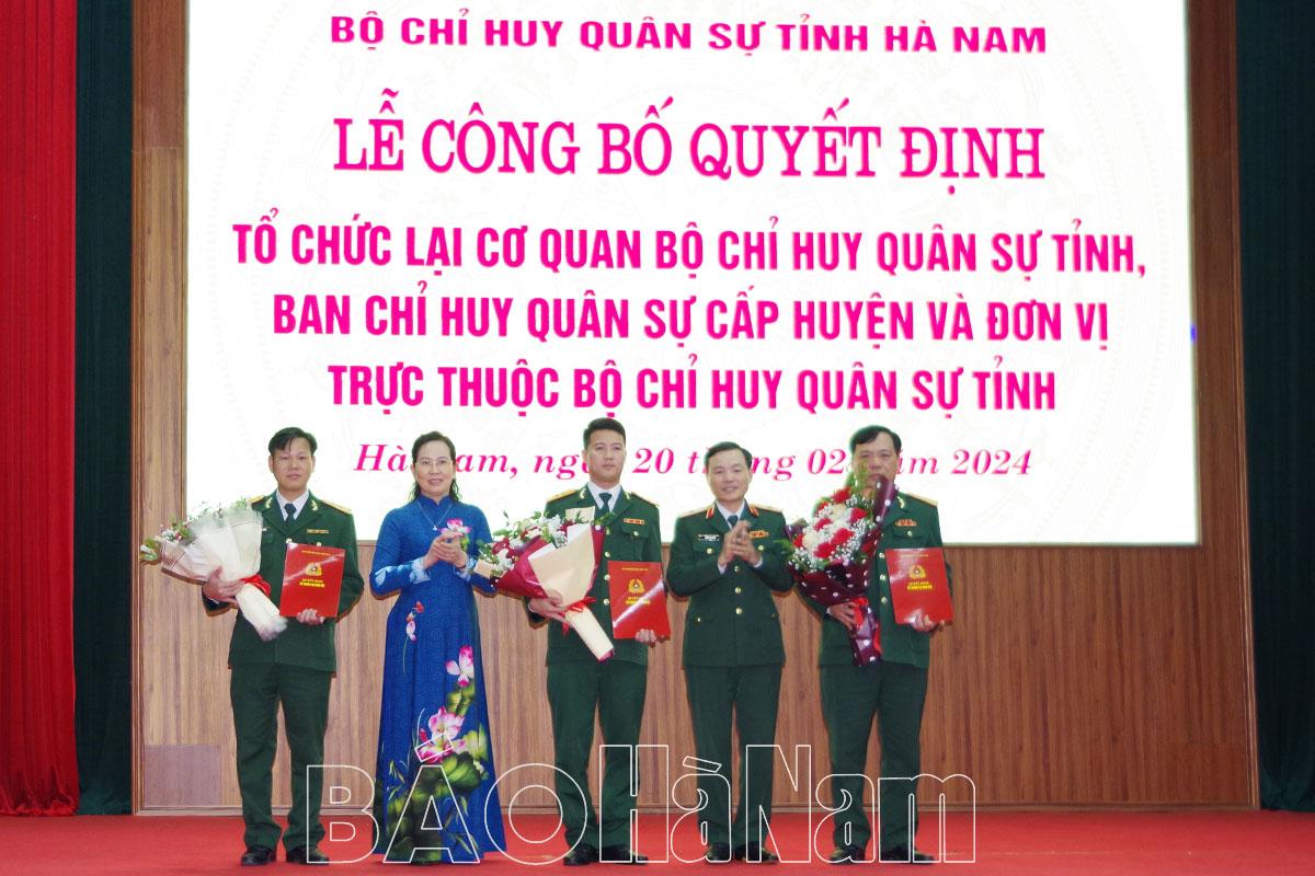 Bộ CHQS tỉnh công bố quyết định về việc tổ chức lại các cơ quan đơn vị trực thuộc