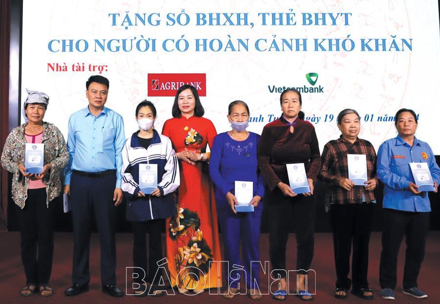 Tặng sổ BHXH, thẻ BHYT - Trao nhân ái, lan tỏa yêu thương