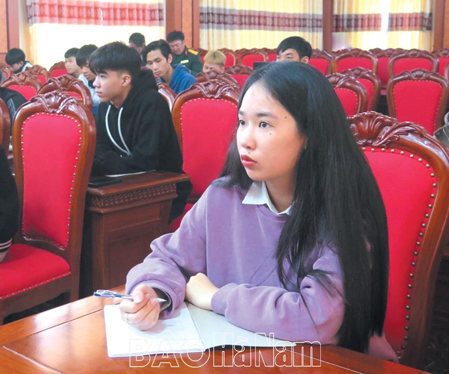 Nữ cử nhân tình nguyện lên đường nhập ngũ