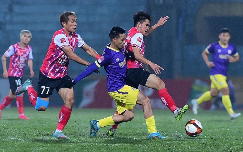 Hà Nội FC thắng trong thế hơn người, Thép Xanh Nam Định thua đáng tiếc