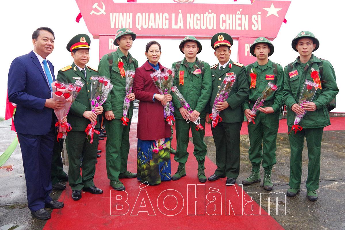 Đồng chí Bí thư Tỉnh ủy Lê Thị Thuỷ dự Lễ giao, nhận quân tại huyện Kim Bảng