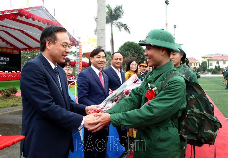 Các đồng chí lãnh đạo tỉnh dự Lễ giao, nhận quân tại thị xã Duy Tiên, huyện Thanh Liêm, Bình Lục