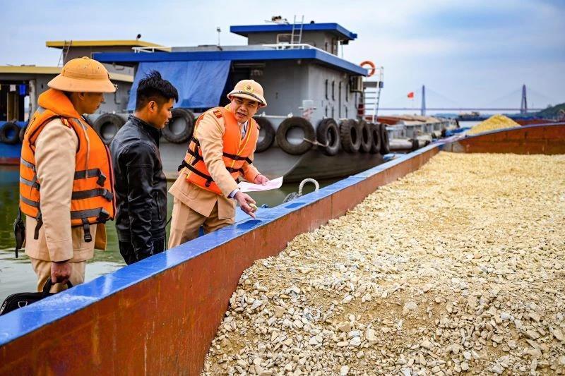 Thiết lập trật tự an toàn giao thông trên tuyến sông Hồng và địa bàn giáp ranh